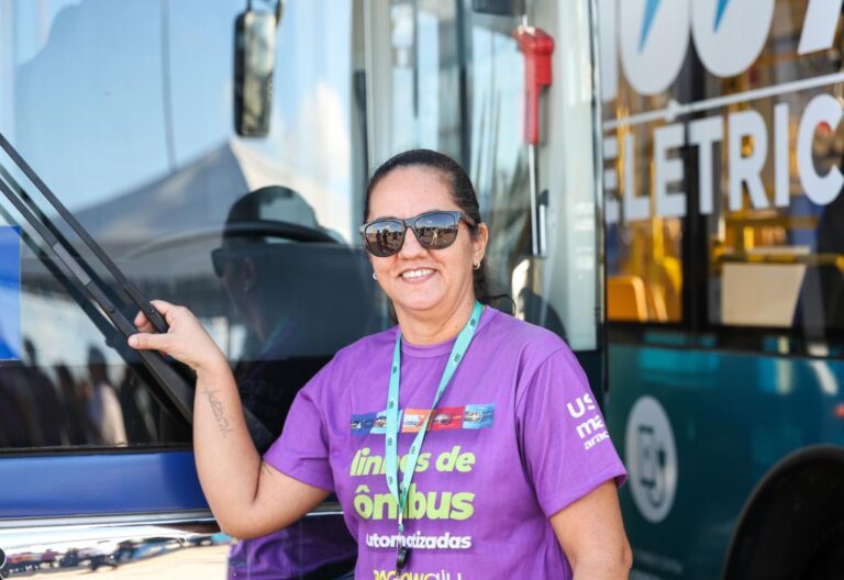 Prefeita Emília entrega mais 15 ônibus elétricos à população e anuncia novos investimentos no transporte coletivo