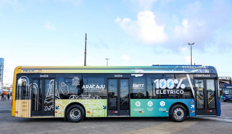 Prefeita Emília entrega mais 15 ônibus elétricos à população e anuncia novos investimentos no transporte coletivo