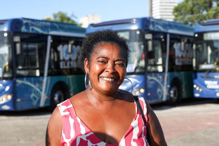 Prefeita Emília entrega mais 15 ônibus elétricos à população e anuncia novos investimentos no transporte coletivo