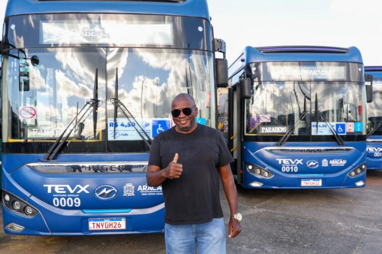 Prefeita Emília entrega mais 15 ônibus elétricos à população e anuncia novos investimentos no transporte coletivo