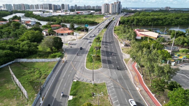 Obras do Complexo Maria do Carmo alteram circulação e fecham retorno na avenida Tancredo Neves