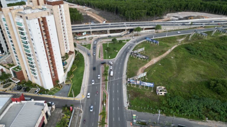Obras do Complexo Maria do Carmo alteram circulação e fecham retorno na avenida Tancredo Neves