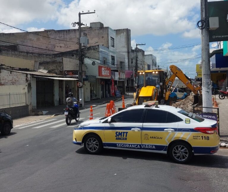 SMTT organiza trânsito durante reparo emergencial em tubulação na rua Mariano Salmeron