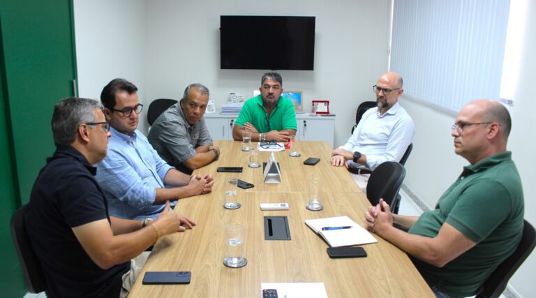 Prefeitura dialoga com comerciantes sobre ações para melhorar segurança viária na Orla da Atalaia