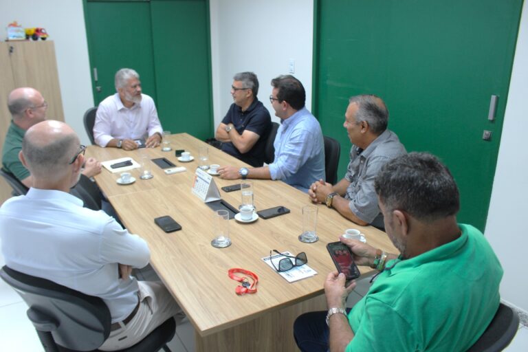 Prefeitura dialoga com comerciantes sobre ações para melhorar segurança viária na Orla da Atalaia
