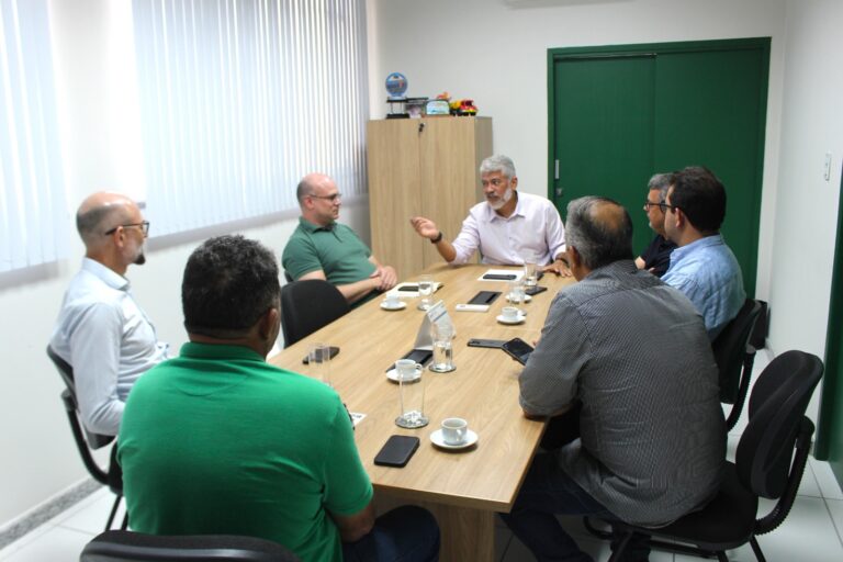 Prefeitura dialoga com comerciantes sobre ações para melhorar segurança viária na Orla da Atalaia