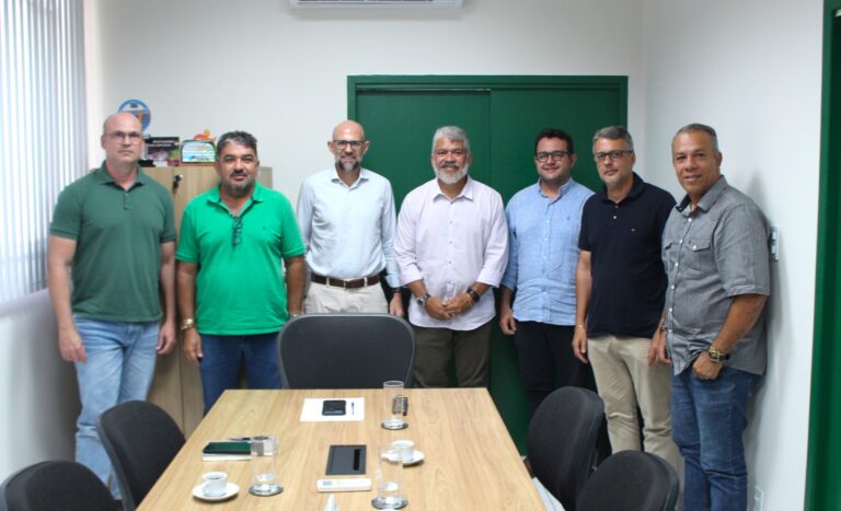 Prefeitura dialoga com comerciantes sobre ações para melhorar segurança viária na Orla da Atalaia