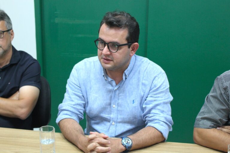 Prefeitura dialoga com comerciantes sobre ações para melhorar segurança viária na Orla da Atalaia