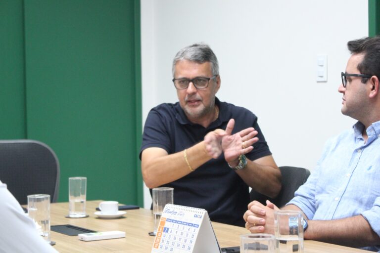 Prefeitura dialoga com comerciantes sobre ações para melhorar segurança viária na Orla da Atalaia