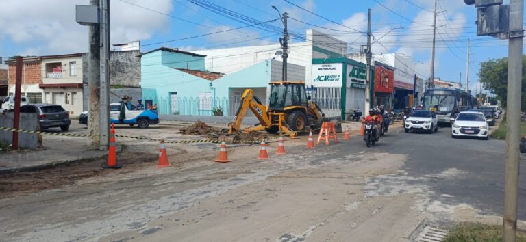 Serviço de reparo em tubulação provoca bloqueio em trecho da rua Neópolis nesta quinta-feira, 3