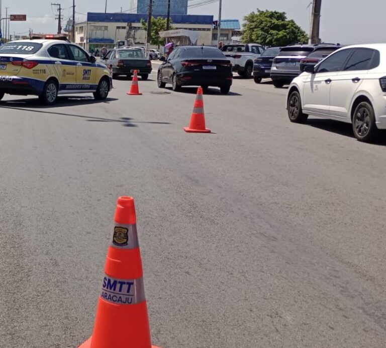 SMTT realiza operação de trânsito durante obra emergencial da Iguá na Av. Otoniel Dória