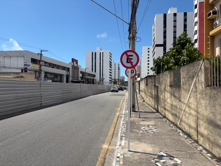 SMTT orienta condutores sobre proibição de estacionamento e intervenção viária na Av. Deputado Sílvio Teixeira