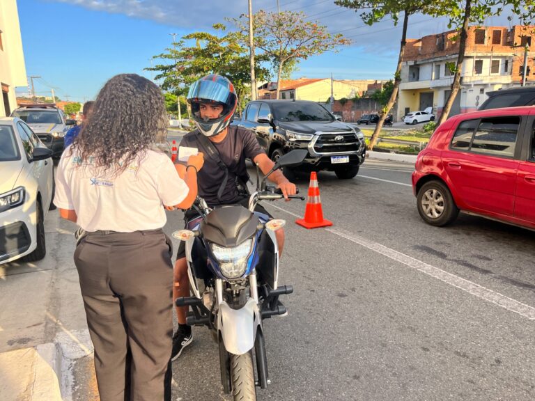Semana Nacional de Trânsito: SMTT em Movimento leva orientação sobre segurança viária a condutores no bairro Santos Dumont