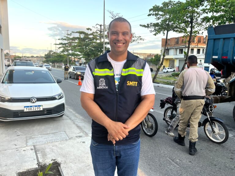 Semana Nacional de Trânsito: SMTT em Movimento leva orientação sobre segurança viária a condutores no bairro Santos Dumont