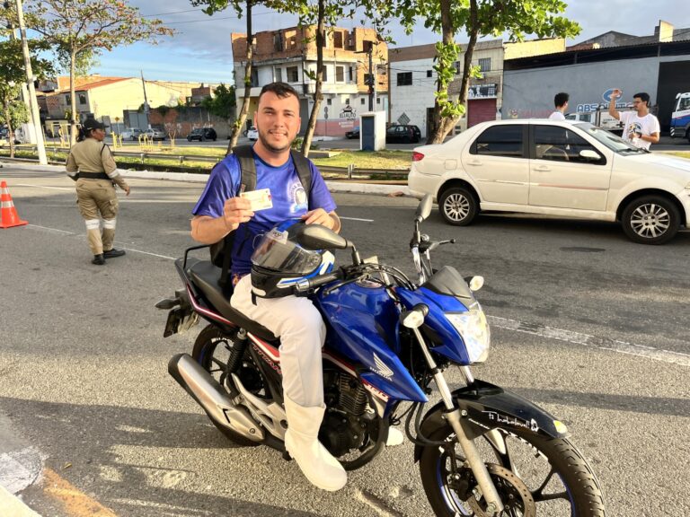 Semana Nacional de Trânsito: SMTT em Movimento leva orientação sobre segurança viária a condutores no bairro Santos Dumont