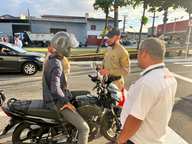 Semana Nacional de Trânsito: SMTT em Movimento leva orientação sobre segurança viária a condutores no bairro Santos Dumont