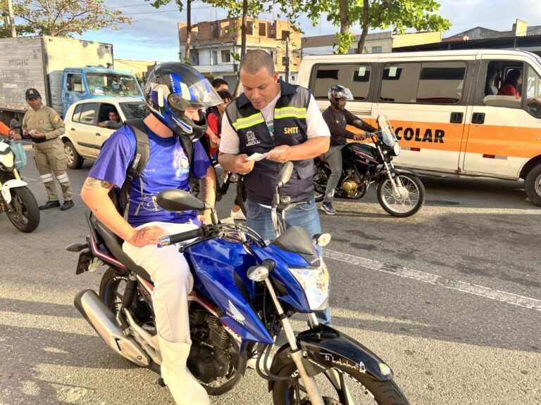 Semana Nacional de Trânsito: SMTT em Movimento leva orientação sobre segurança viária a condutores no bairro Santos Dumont