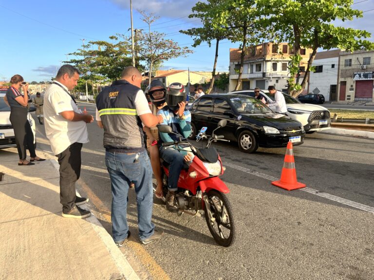Semana Nacional de Trânsito: SMTT em Movimento leva orientação sobre segurança viária a condutores no bairro Santos Dumont
