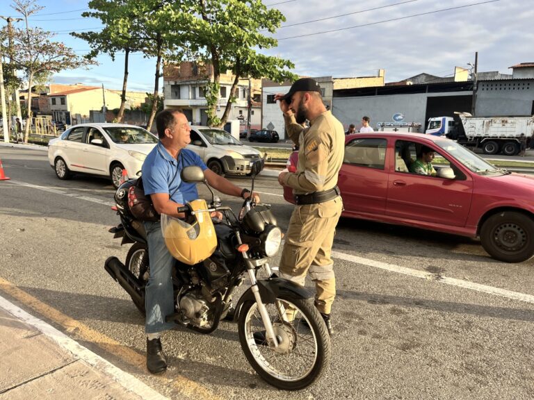 Semana Nacional de Trânsito: SMTT em Movimento leva orientação sobre segurança viária a condutores no bairro Santos Dumont