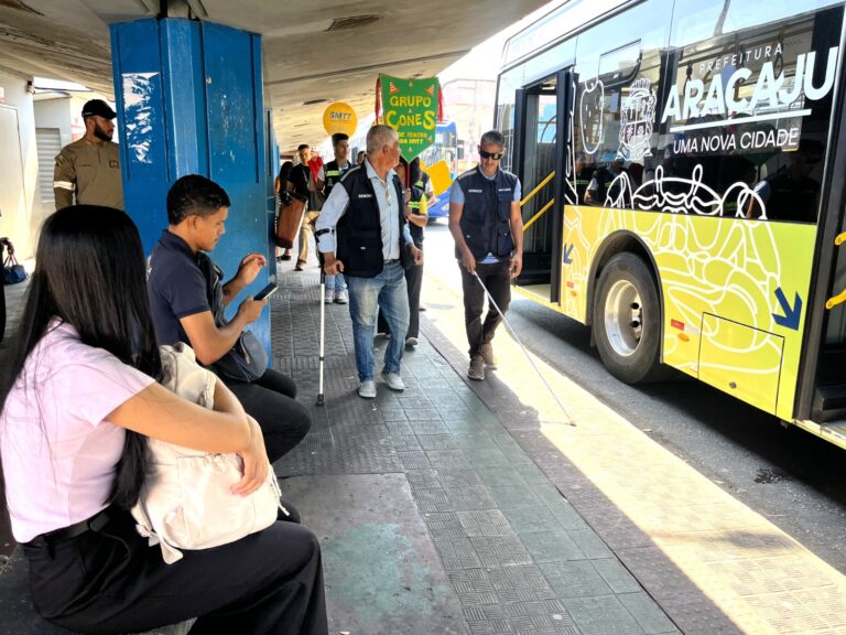 Prefeitura de Aracaju realiza ação educativa sobre acessibilidade e inclusão no Terminal do Centro