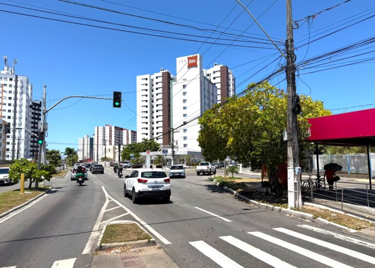 SMTT monitora trânsito durante retirada de cabos irregulares na Av. Adélia Franco nesta quinta, 15