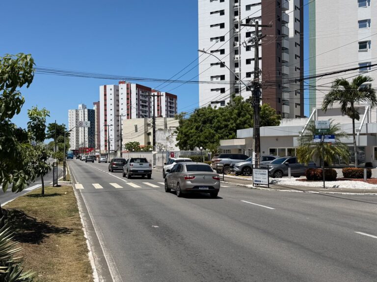 SMTT monitora trânsito durante retirada de cabos irregulares na Av. Adélia Franco nesta quinta, 15