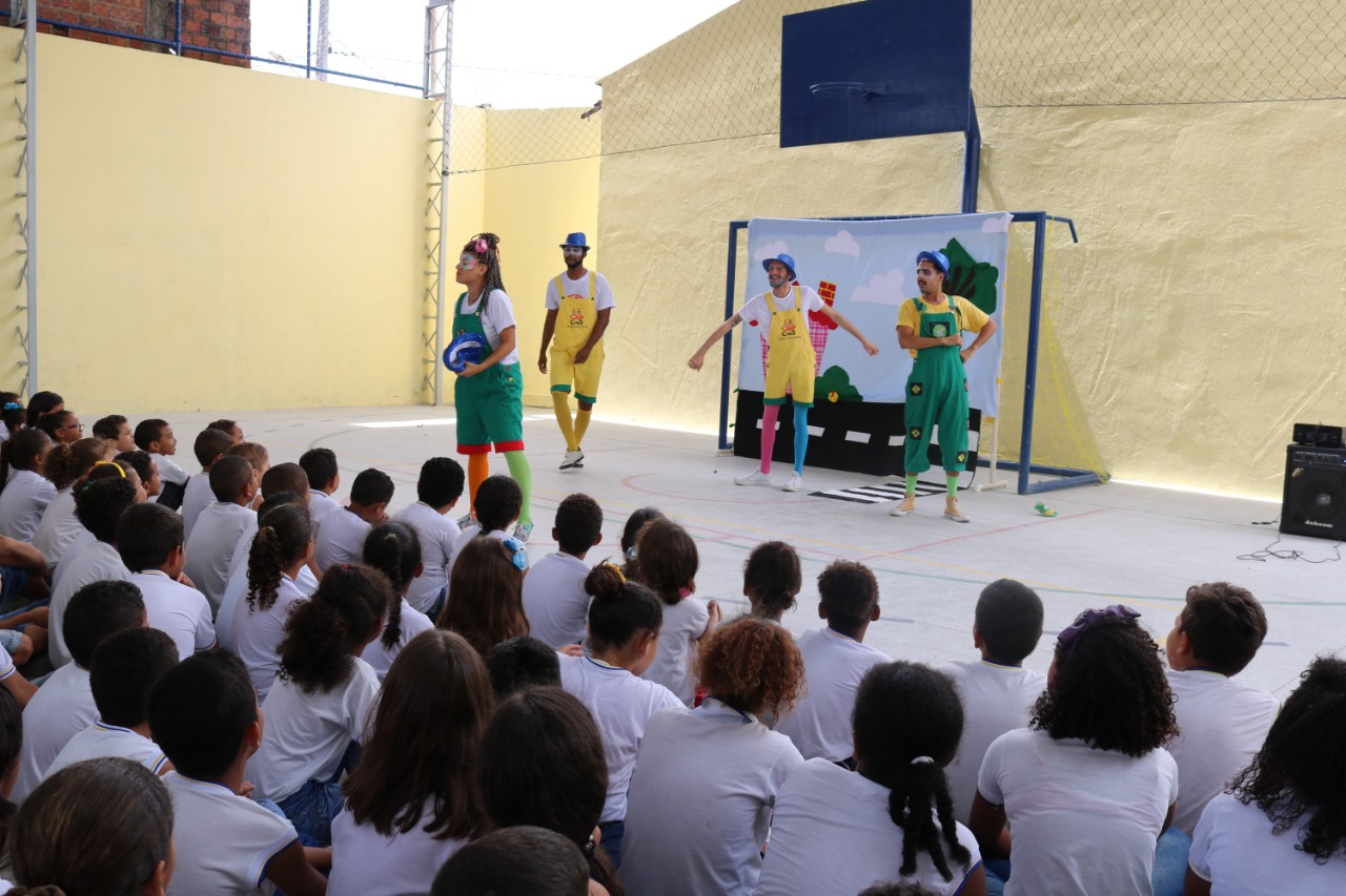 SMTT leva a escolas municipais peça teatral sobre trânsito e reforça atuação educativa - SMTT Aracaju