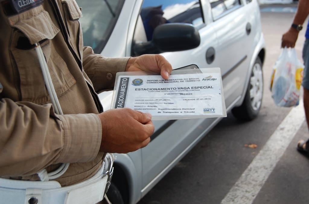 Mais de 10 mil cartões que garantem o uso das vagas especiais de estacionamento já foram emitidos este ano - SMTT Aracaju