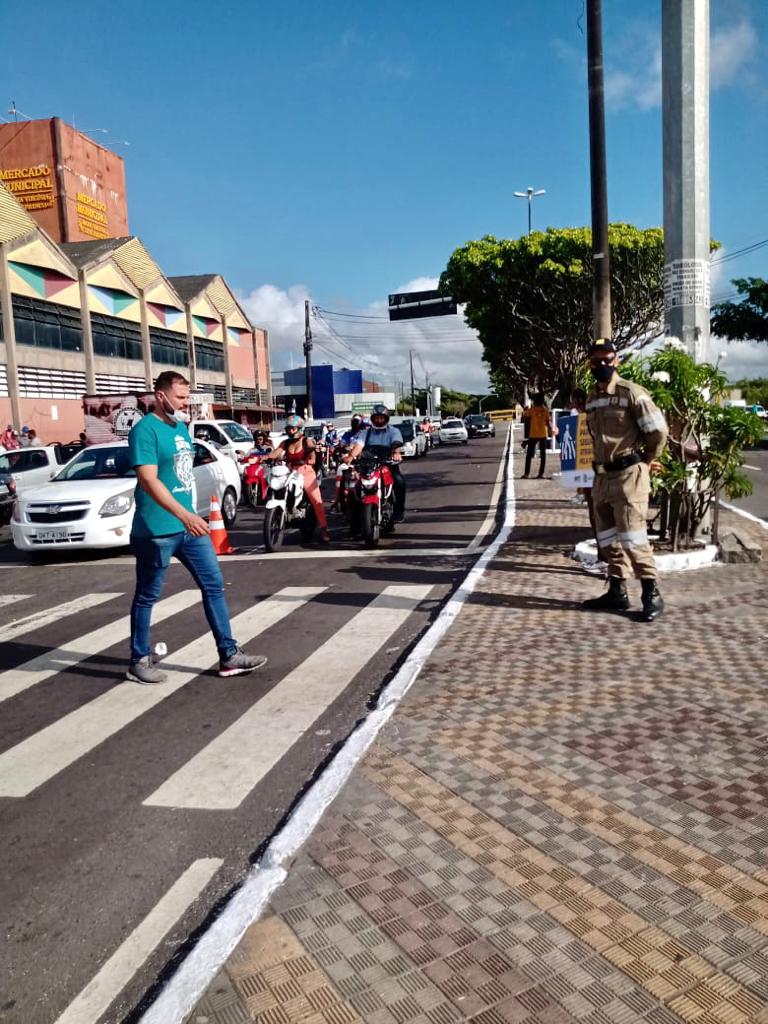 Com ação educativa, SMTT chama a atenção para o respeito à faixa de pedestres - SMTT Aracaju