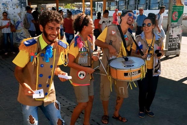 Ação educativa da SMTT leva conscientização e alegria ao Terminal DIA - SMTT Aracaju