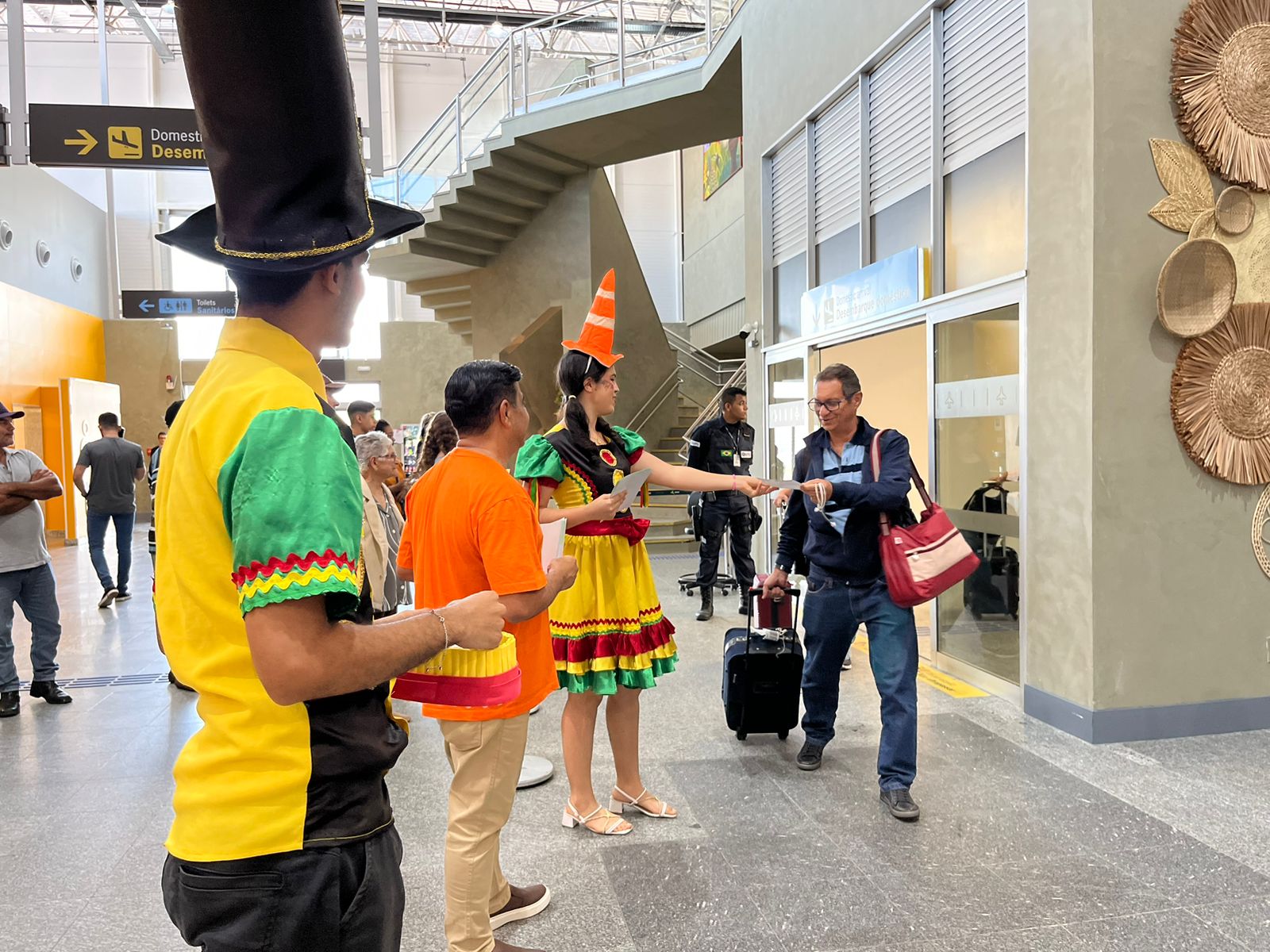 Turistas são recepcionados pela SMTT com ação de educação para o trânsito no Aeroporto de Aracaju - SMTT Aracaju