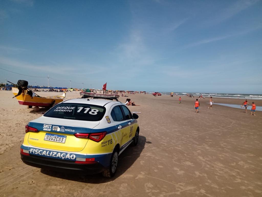 SMTT de Aracaju alerta sobre a proibição de circulação de veículos na faixa de areia da praia - SMTT Aracaju
