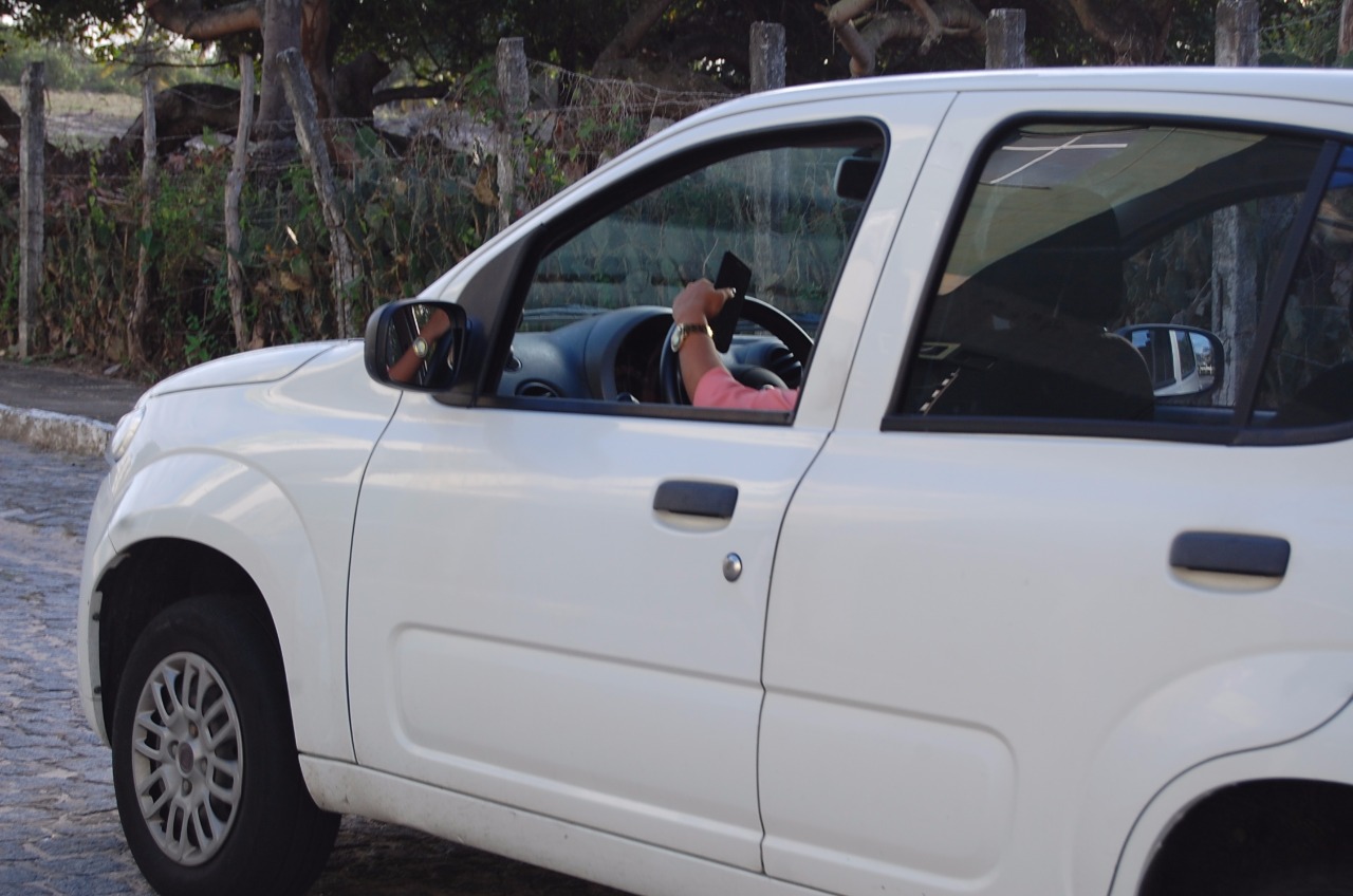 SMTT alerta motoristas para risco do uso de telefone ao volante - SMTT Aracaju