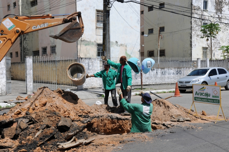 Por obras de esgotamento, trânsito na avenida Paulo Barreto será em meia pista - SMTT Aracaju
