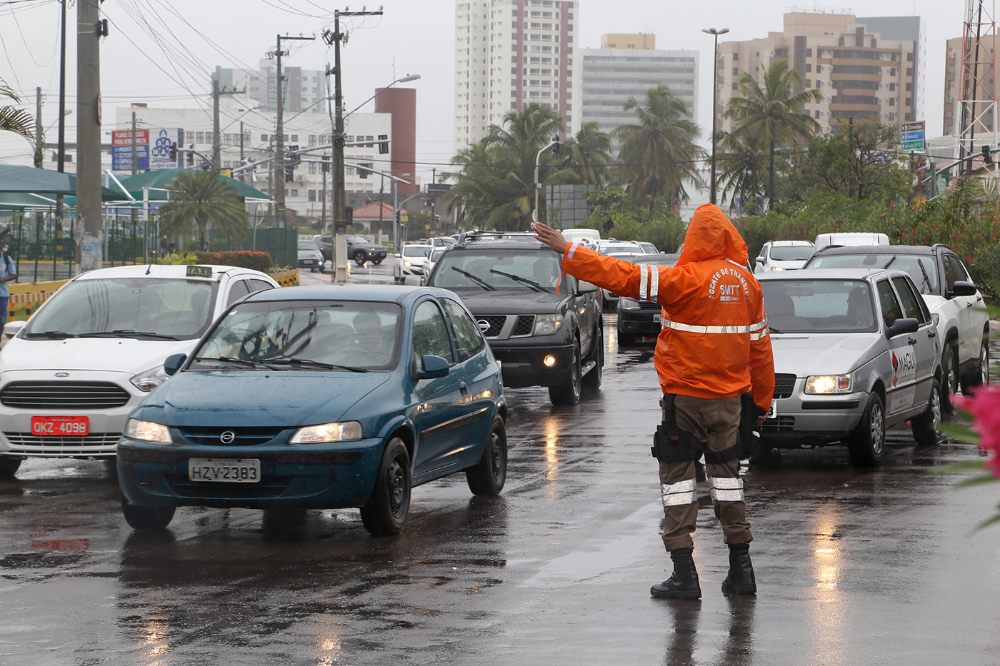 SMTT atua para amenizar transtornos no trânsito de Aracaju após fortes chuvas - SMTT Aracaju
