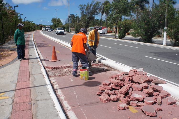 Prefeitura recupera trechos danificados em ciclovias - SMTT Aracaju