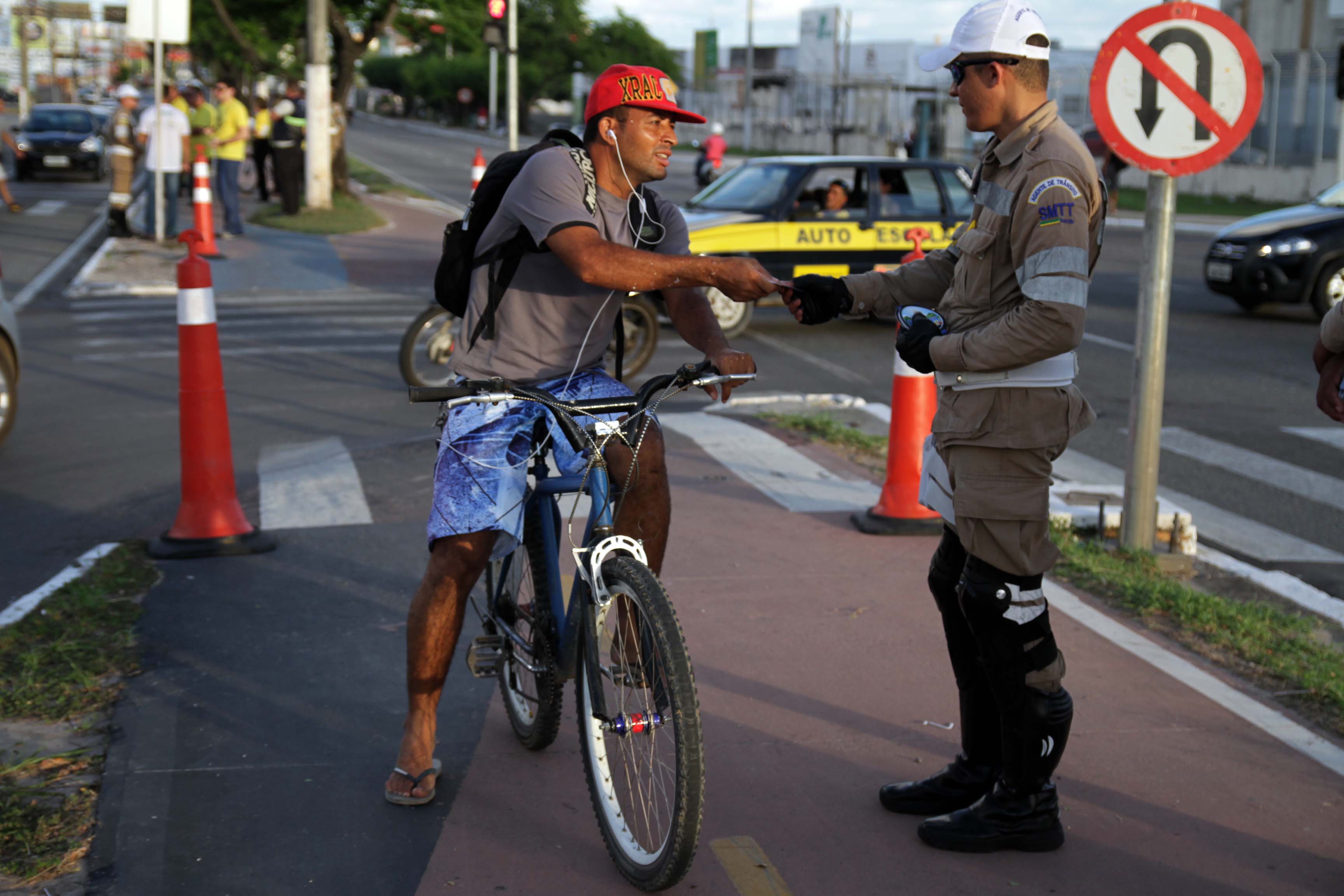 Comando Educativo orienta ciclistas na III Semana Municipal de Trânsito - SMTT Aracaju