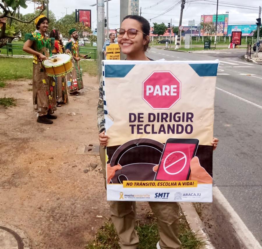 Em ação educativa, SMTT alerta para o perigo do uso do telefone ao dirigir - SMTT Aracaju