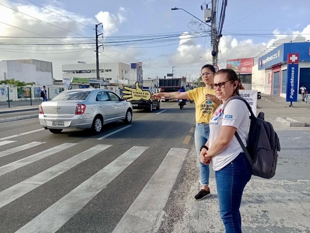Ação educativa na José Carlos Silva chama atenção para o respeito à faixa de pedestre - SMTT Aracaju