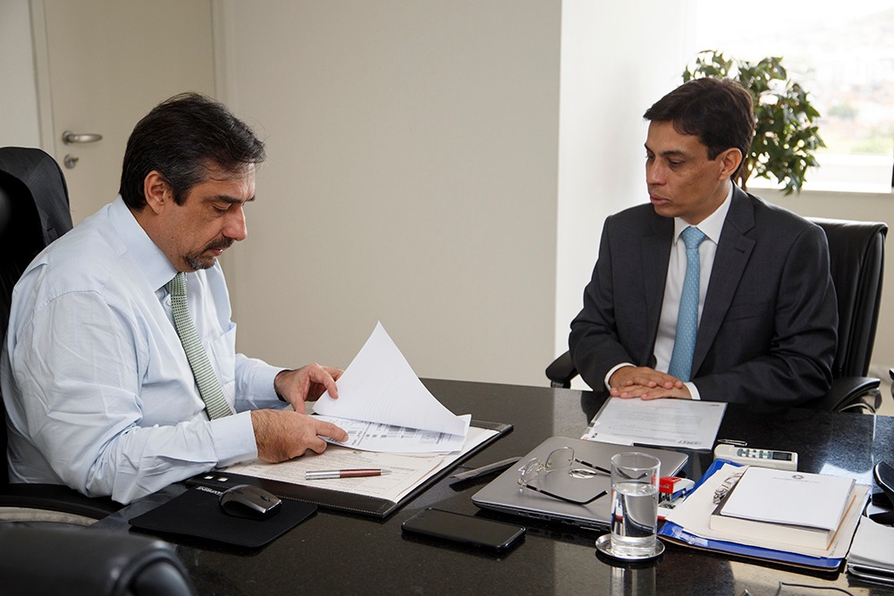 Superintendente da SMTT entrega ao MPE cópias das planilhas de custos do transporte público - SMTT Aracaju