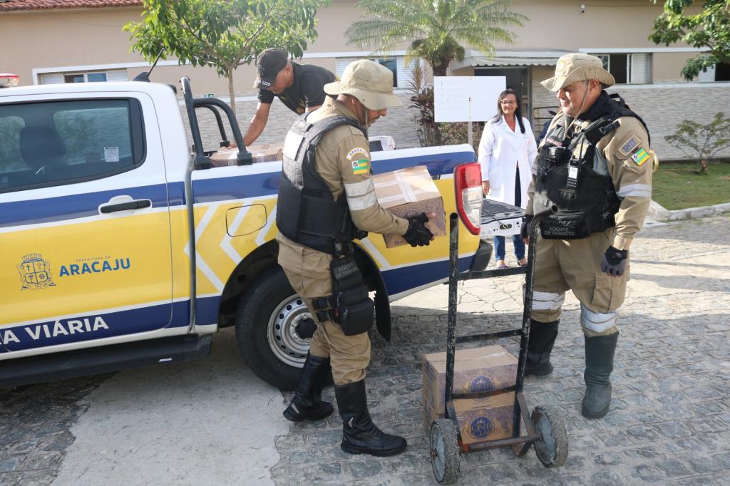 Prefeitura de Aracaju: SMTT entrega 571 kg de alimentos arrecadados no Passeio Ciclístico - SMTT Aracaju