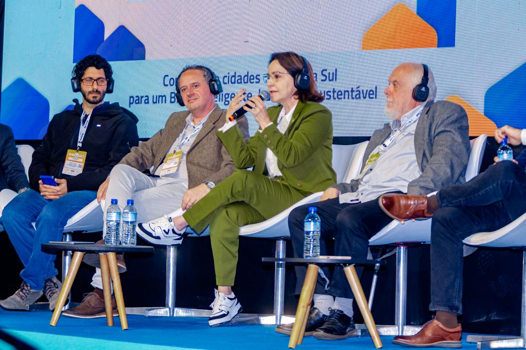 Em evento nacional, Emília defende avanços da eletromobilidade e isenção do ICMS para frota elétrica - SMTT Aracaju