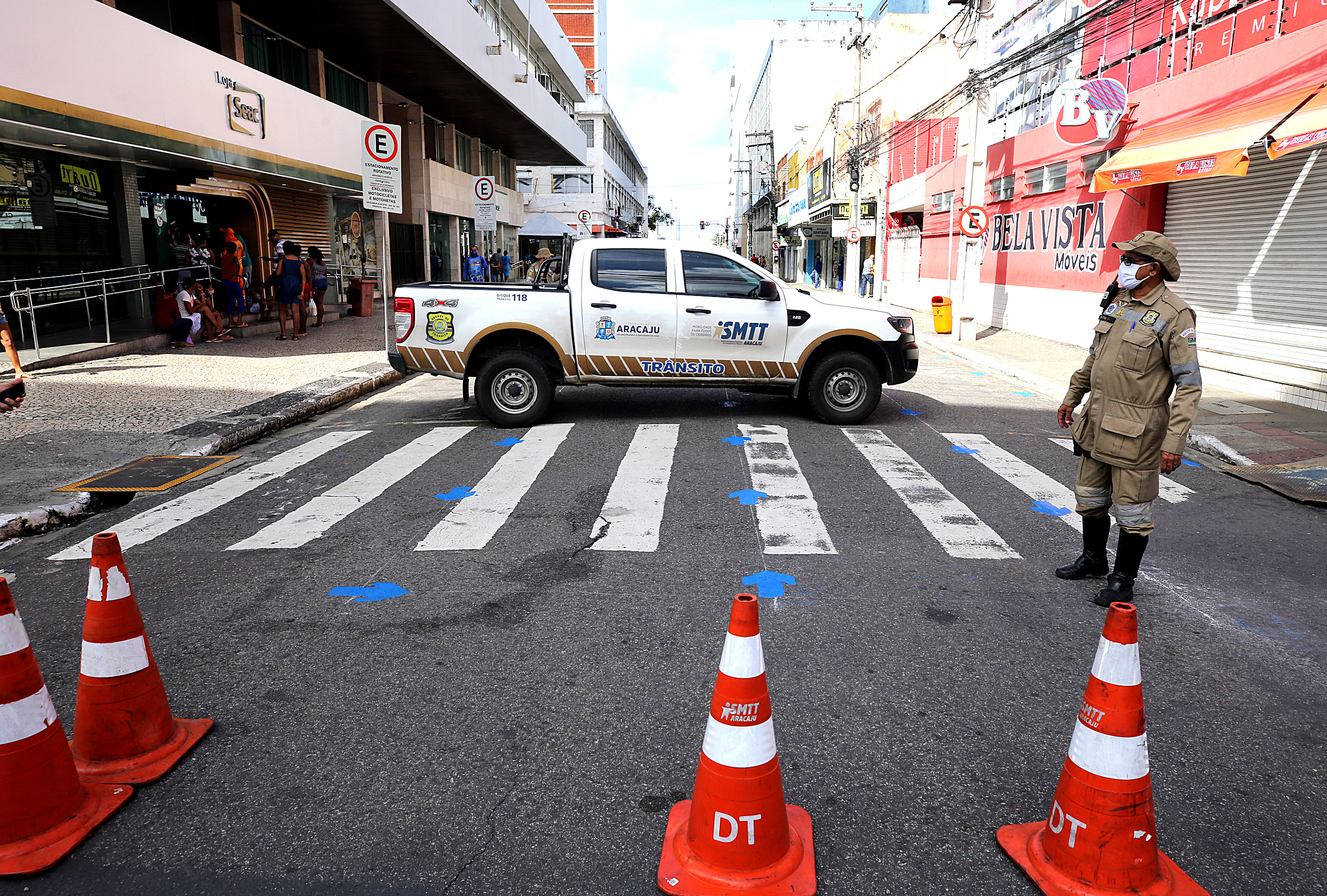 Prefeitura sinaliza e interdita vias nas imediações das agências da Caixa para o ordenamento de filas - SMTT Aracaju