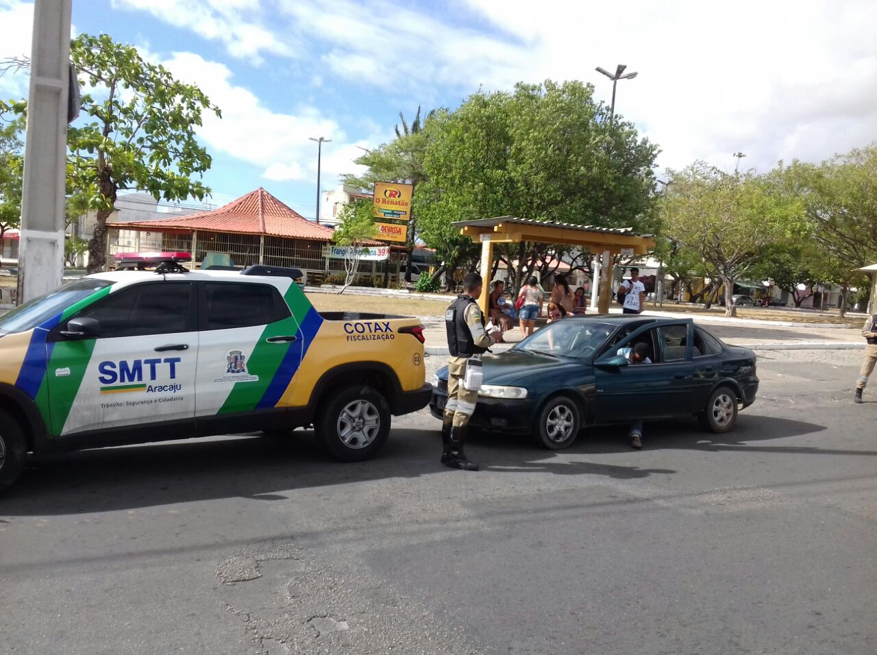 SMTT continua fiscalizando veículos que realizam transporte irregular de passageiros por meio de aplicativos - SMTT Aracaju