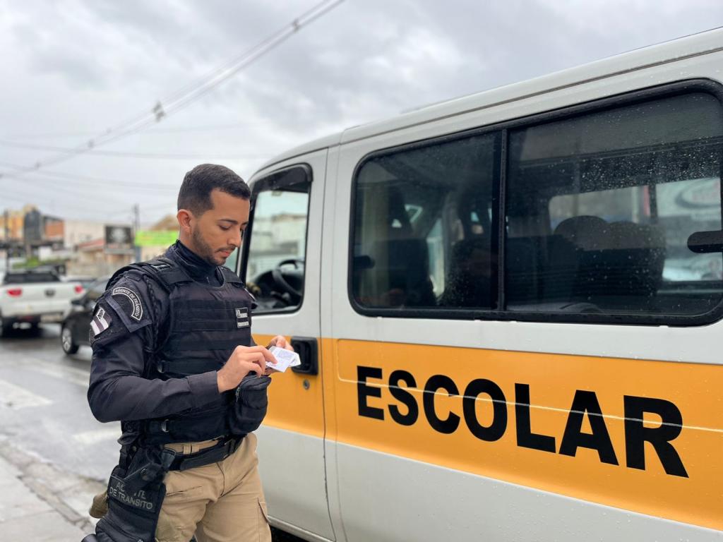 SMTT inicia Operação Volta às Aulas com ação educativa na avenida Nestor Sampaio - SMTT Aracaju