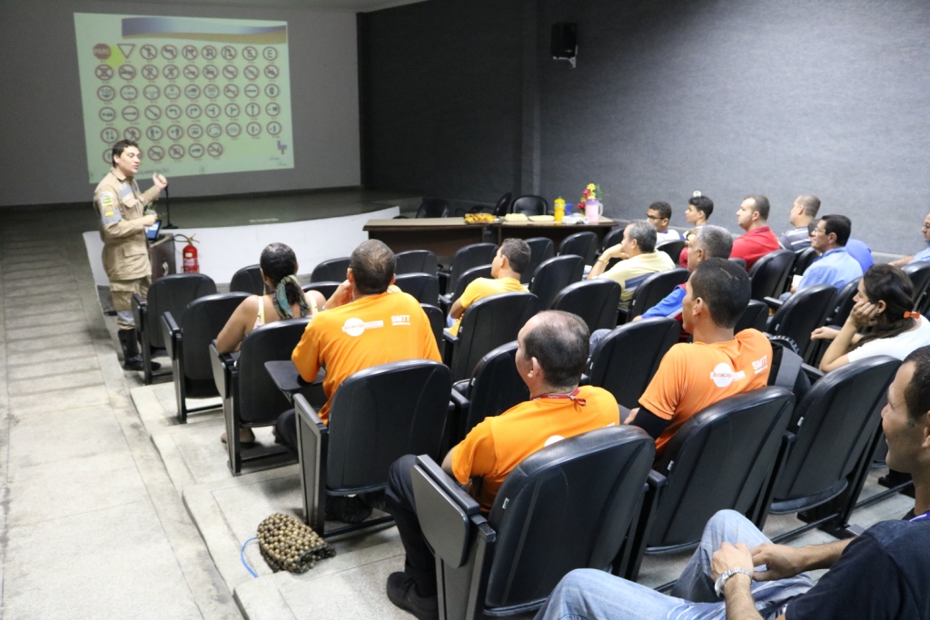 SMTT promove ação educativa em empresa de ônibus - SMTT Aracaju