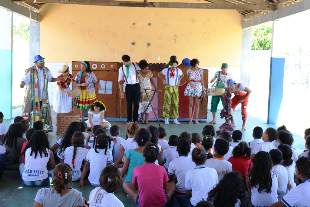 Grupo de teatro da SMTT faz apresentação natalina em escola municipal - SMTT Aracaju