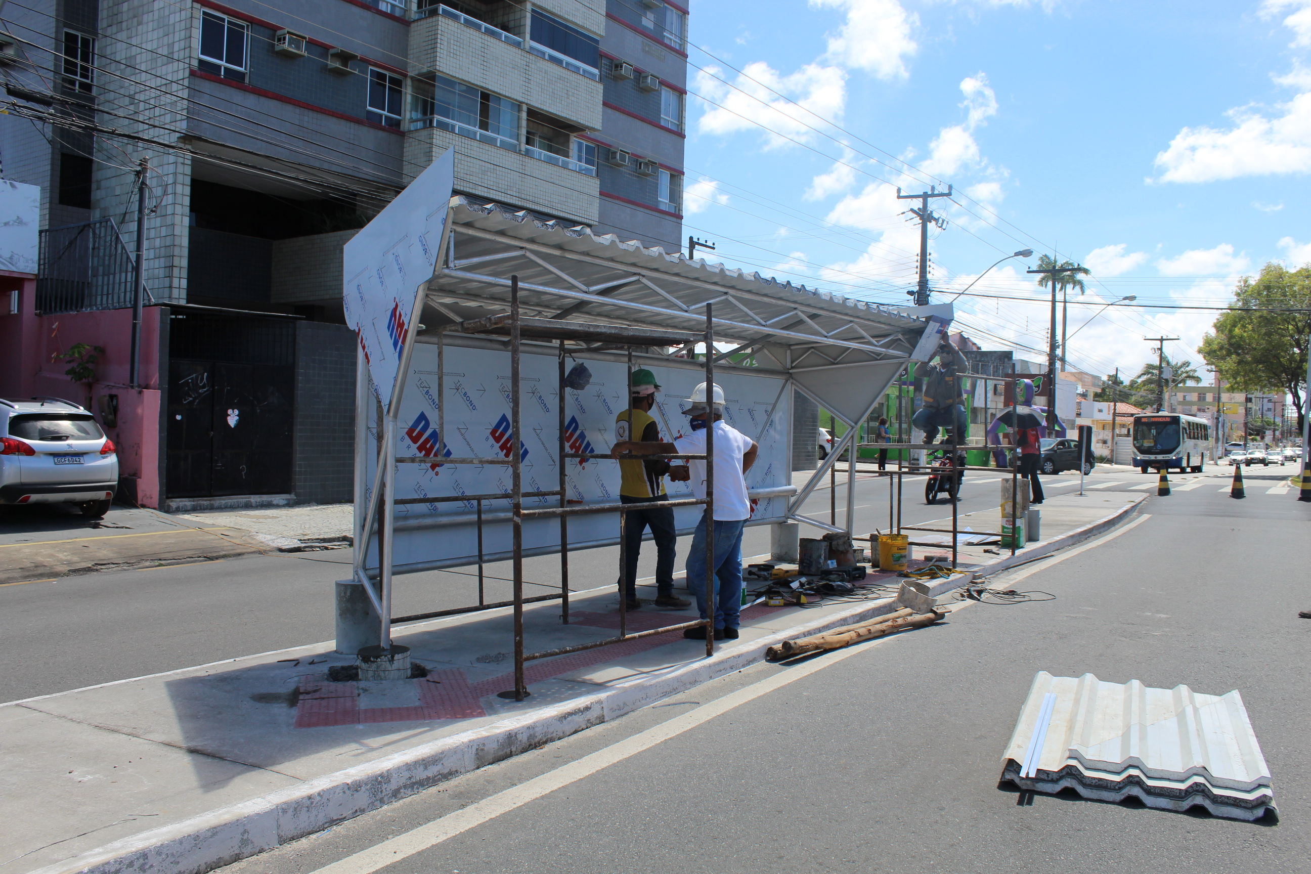 Prefeitura inicia instalação de abrigos de ônibus no corredor Hermes Fontes - SMTT Aracaju
