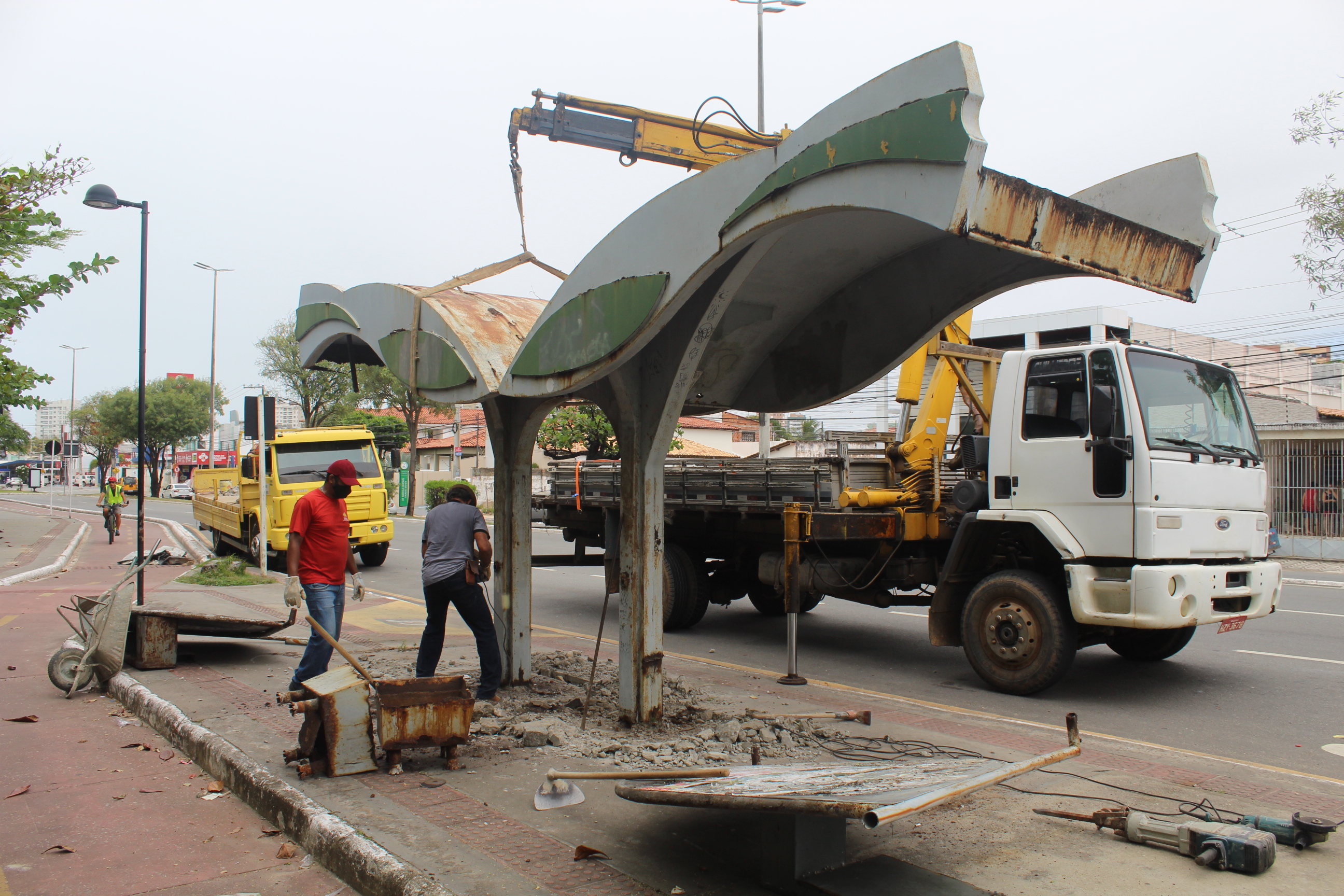 Prefeitura inicia substituição de abrigos de ônibus em três corredores de transporte - SMTT Aracaju