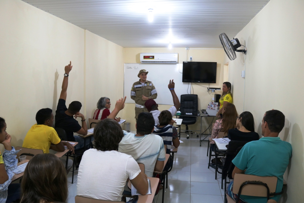 Palestra em autoescola conscientiza futuros motociclistas - SMTT Aracaju